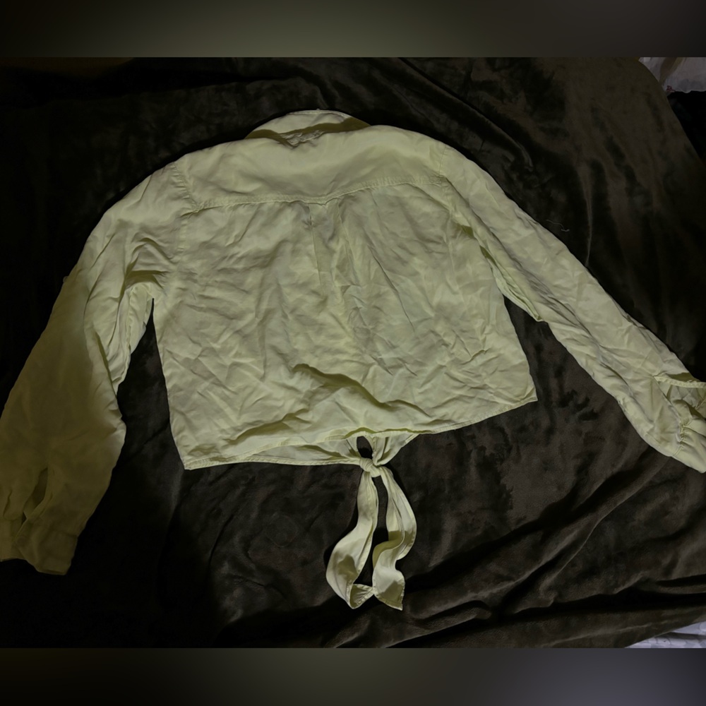 Velvet Heart lime green button down long sleeve tie in front. New with tags.
